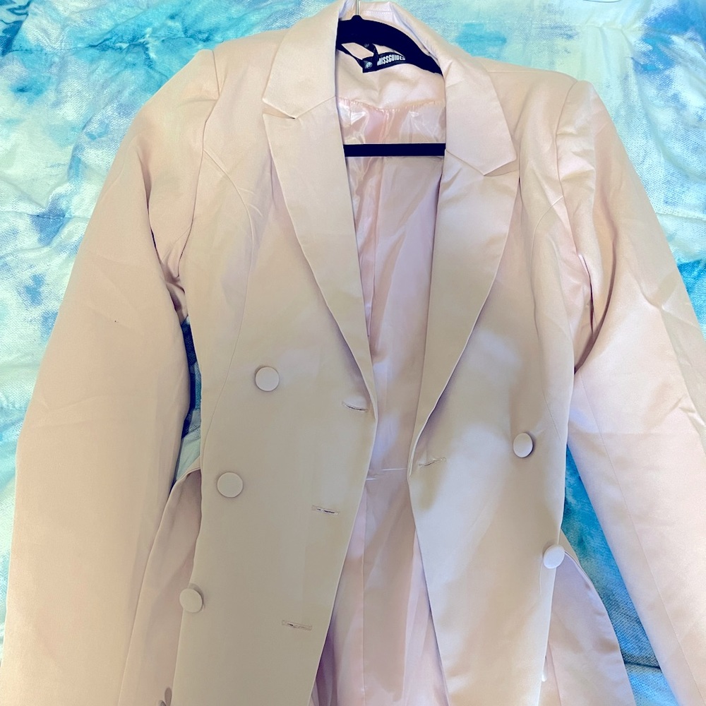 This cute blazer was purchase from missguided. It’s brand new!